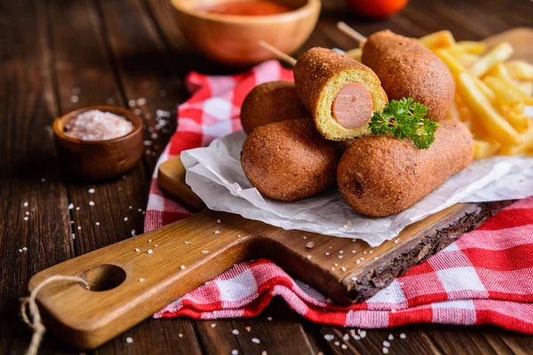 Корндоги с картошкой фри, кетчупом и горчицей — стоковое фото