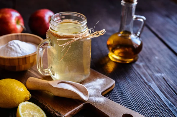Oțet de cidru de mere, lămâie și băutură de bicarbonat de sodiu fotografii de stoc fără drepturi de autor