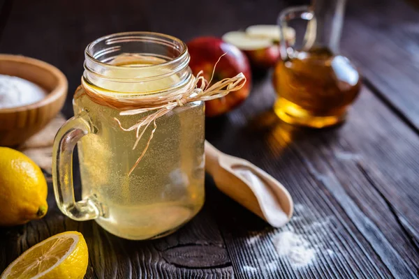 Oțet de cidru de mere, lămâie și băutură de bicarbonat de sodiu Fotografie de stoc