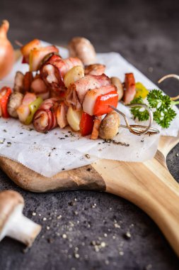 Tavşan eti, domuz eti ve sebze şişleri