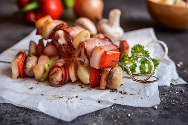 Мясо кроликов, бекон и овощные шашлыки — стоковое фото