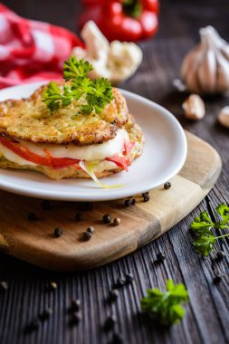 Karnabahar kızartması Mozzarella peyniri ve biber dolması