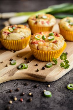 Tuzlu domuz pastırması muffins soğan ile