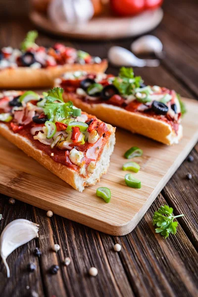 Pizza de baguette con tocino, salami, queso y verduras —  Fotos de Stock