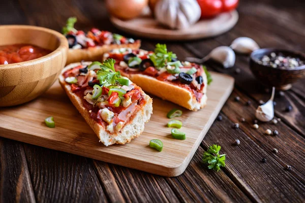 Baguette-Pizza mit Speck, Salami, Käse und Gemüse — Stockfoto