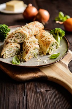 Brokoli krep ekşi krema, peynir ve soğan ile