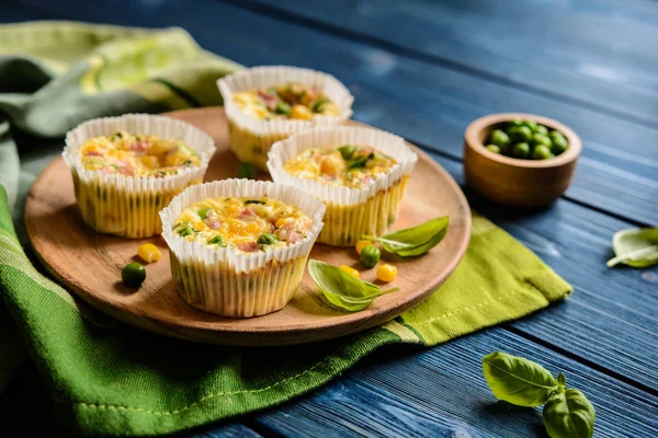 Mini frittatas com presunto, ervilha, queijo e milho — Fotografia de Stock