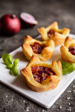 Kırmızı soğan ve güneşte kurutulmuş domates mini tartlets