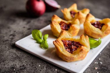 Kırmızı soğan ve güneşte kurutulmuş domates mini tartlets