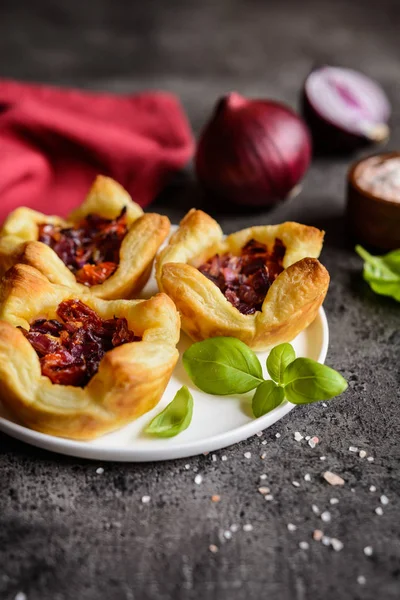 Rödlök och soltorkad tomat mini tartlets — Stockfoto