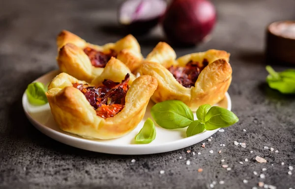 Rödlök och soltorkad tomat mini tartlets — Stockfoto