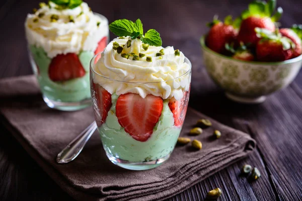 Pistache pudding met aardbeien en slagroom — Stockfoto