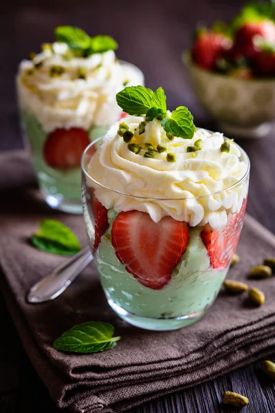 Pistache pudding met aardbeien en slagroom — Stockfoto