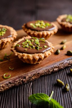 Çikolata, fıstık ve limon kabuğu ile tartlets