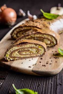 Kokulu tam buğday nağmeleme Tofu peynir, soğan, sarımsak ve otlar ile doldurulmuş