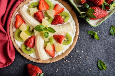 Muz, kivi, çilek, ananas meyve pizza