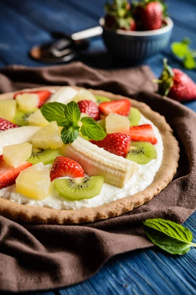 Pizza cu fructe cu banane, kiwi, căpșuni, ananas — Fotografie, imagine de stoc