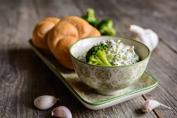Brokkoli spredd med hvitløk og majones – stockfoto