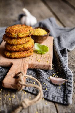 Fried darı köftesi yulaf ezmesi, havuç, yumurta, sarımsak ve soğan ile