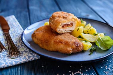 Kızarmış domuz pirzola güneş - kurutulmuş domates ve rokfor peyniri, doldurulmuş patates ile görev yaptı.    