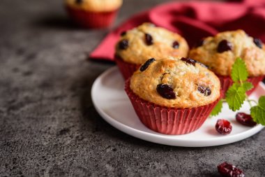 Cranberries ile Besleyici yulaf ezmesi muffins