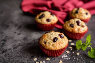 Cranberries ile Besleyici yulaf ezmesi muffins