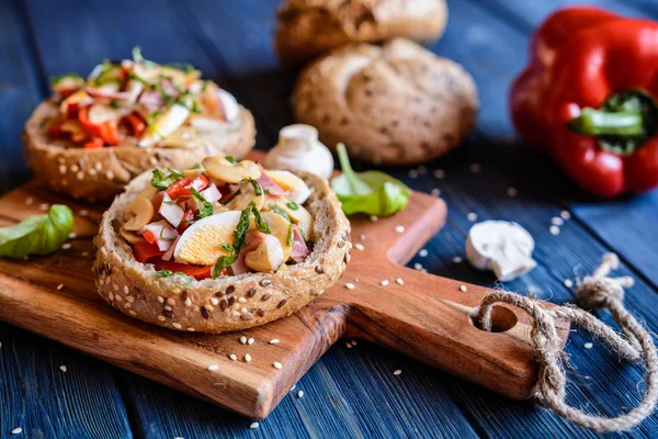 Bune umplute cu ciuperci, ardei gras, ouă și șuncă — Fotografie, imagine de stoc