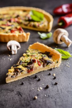 Kiş mantarlı, bell biber, pastırma ve yeşil soğan