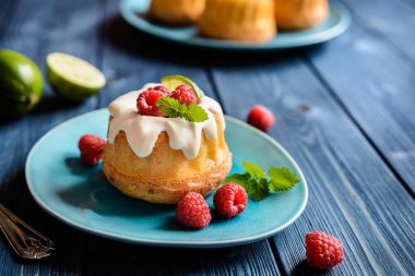 Mini kireç bundt kek krem şanti ve ahududu tepesi ile