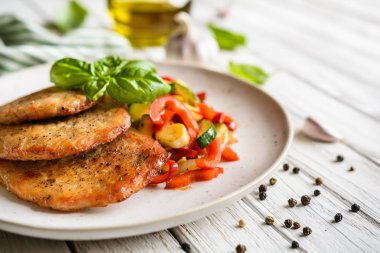 Kızarmış domuz fileto buğulanmış sebze ile