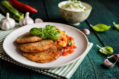 Kızarmış domuz fileto buğulanmış sebze ile