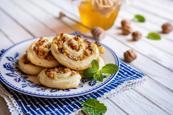 Ceviz, Kuru üzüm ve bal ile pişmiş rulo dolması