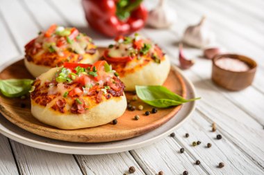 Mini pizza çörekler jambon, dolmalık biber, yeşil soğan ve peynir ile