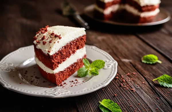 Red velvet cake with whipped cream and mascarpone filling — Stock Photo, Image