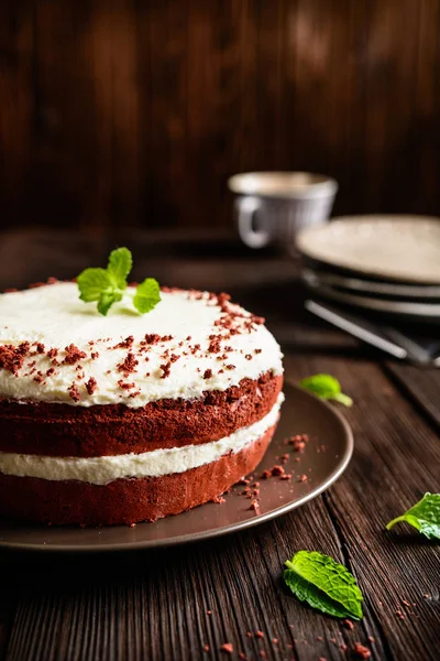 Red velvet cake with whipped cream and mascarpone filling — Stock Photo, Image