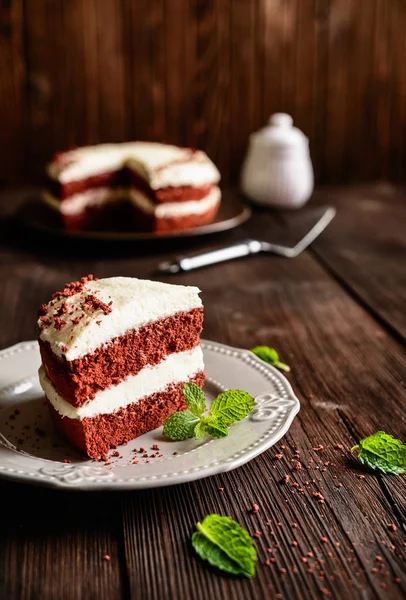 Red velvet cake with whipped cream and mascarpone filling — Stock Photo, Image