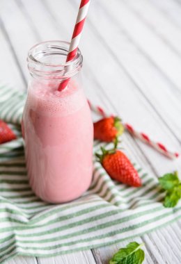 enfes çilekli milkshake