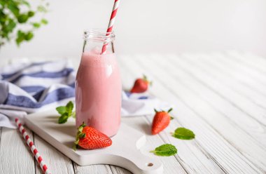 enfes çilekli milkshake