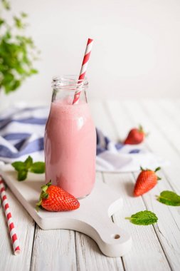 enfes çilekli milkshake