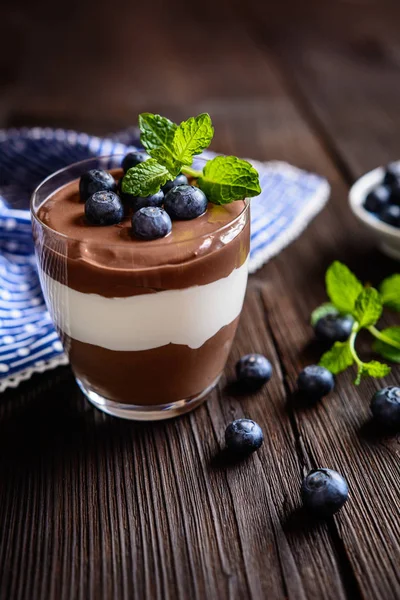 Dessert van de chocolade en vanilla mascarpone gegarneerd met bosbessen — Stockfoto