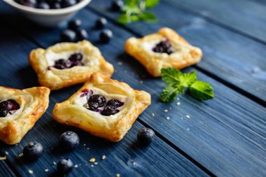 Ricotta ve yaban mersini ile tepesinde kare kek pişmiş