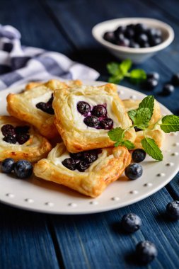 Ricotta ve yaban mersini ile tepesinde kare kek pişmiş