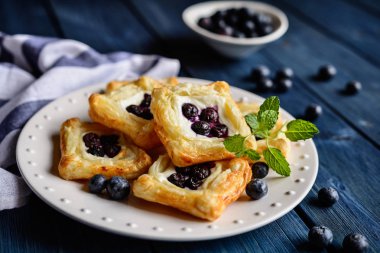 Ricotta ve yaban mersini ile tepesinde kare kek pişmiş