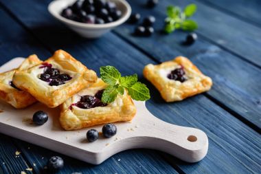 Ricotta ve yaban mersini ile tepesinde kare kek pişmiş