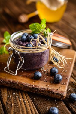 Sağlıklı yaban mersini chia puding