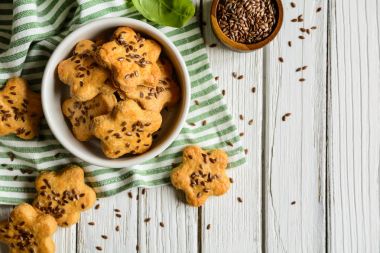  Peynirli kraker ile keten tohumu serpilir