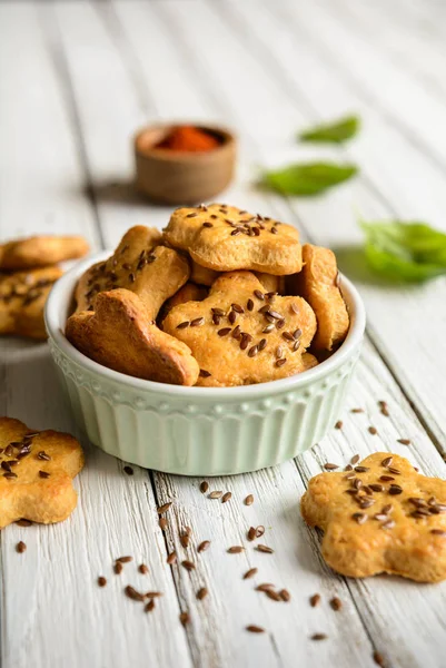 Käsecracker mit Leinsamen bestreut — Stockfoto