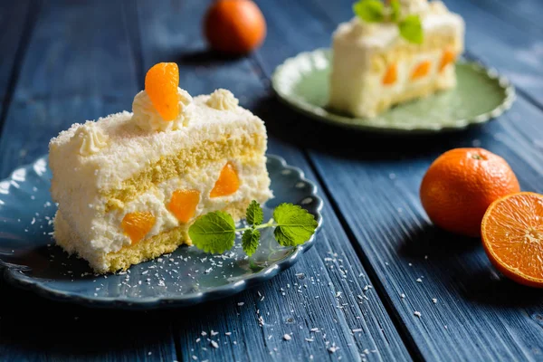 Coconut whipped cream cake with tangerines — Stock Photo, Image