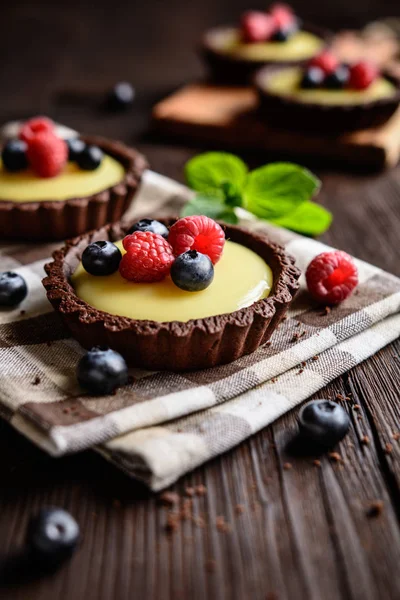 Tartlets with vanilla pudding, blueberry and raspberry — Stock Photo, Image