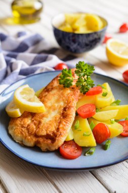 Kızarmış Balık silmeleri meyilli, patates, domates, yeşil soğan ile servis